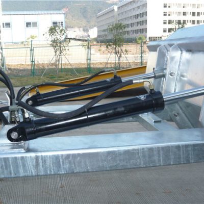 ഉപയോഗിക്കാൻ എളുപ്പമുള്ള പോസിറ്റീവ് ലോക്കിംഗ് മാക്കാനിസം. സുരക്ഷാ ശൃംഖല വാഹനം കൈകാര്യം ചെയ്യുന്നതിന് ഹോപ്പർ സുരക്ഷിതമാക്കുന്നു. ഇംതിയാസ് ചെയ്ത സീമുകൾ ചോർച്ച തടയുന്നു. അധിക-ആഴത്തിലുള്ള ഫോർക്ക് ഓപ്പണിംഗ്. 2 "മുകളിലെ ചുണ്ടുകൾ രൂപപ്പെട്ടു. ഉയർന്ന വിസിബിലിറ്റി നീല ഇനാമൽ ഫിനിഷ്